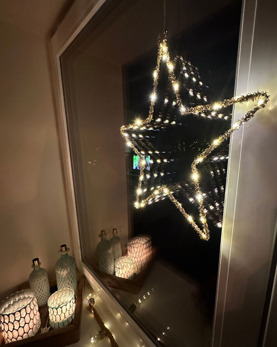 KI-generiertes Bild,2x 35 LED Leuchtstern Weihnachtsstern Ø 38cm Gold Timer Batterie Beleuchtet