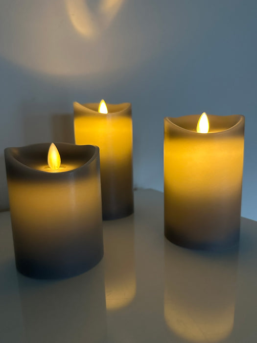 KI-generiertes Bild,3D LED Echtwachs Stumpenkerze Grau 3´er Set Fernbedienung Timer flammenlose Kerze