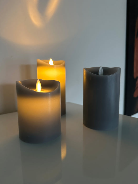 KI-generiertes Bild,3D LED Echtwachs Stumpenkerze Grau 3´er Set Fernbedienung Timer flammenlose Kerze