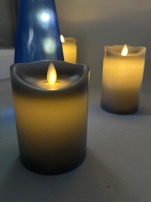 KI-generiertes Bild,3D LED Echtwachs Stumpenkerze Grau 3´er Set Fernbedienung Timer flammenlose Kerze