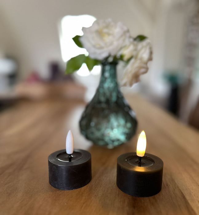 KI-generiertes Bild,2x LED 3D Teelichter Ribe Schwarz 4,5cm Echtwachs Spiegel flackernde flammenlose Kerze