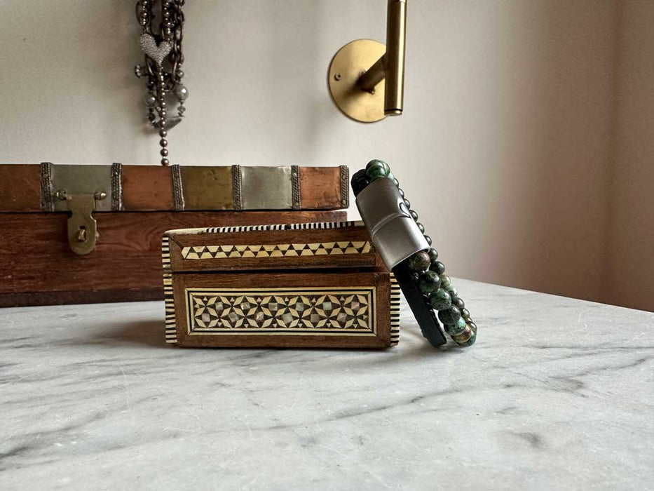 KI-generiertes Bild,Design Unisex Lederarmband 21cm Sóller Dreifach Schwarz Grün Natursteine Echtleder