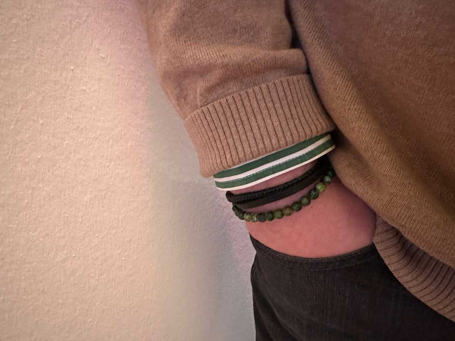 KI-generiertes Bild,Design Unisex Lederarmband 21cm Sóller Dreifach Schwarz Grün Natursteine Echtleder