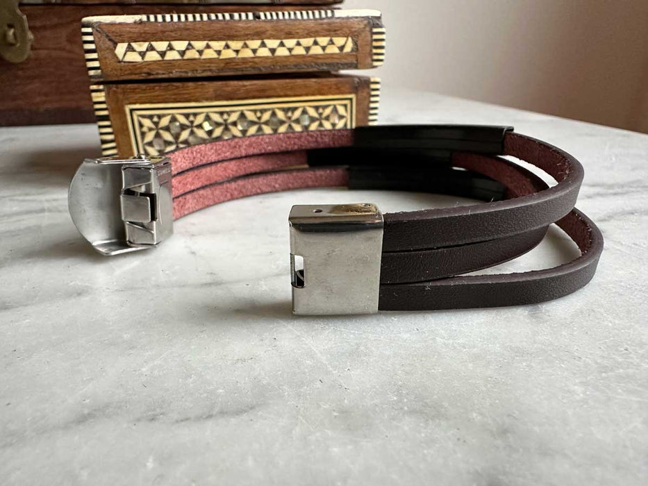 KI-generiertes Bild,Elegantes Unisex Lederarmband 21cm Palma Dreifach Braun Gravurplatten Echtleder