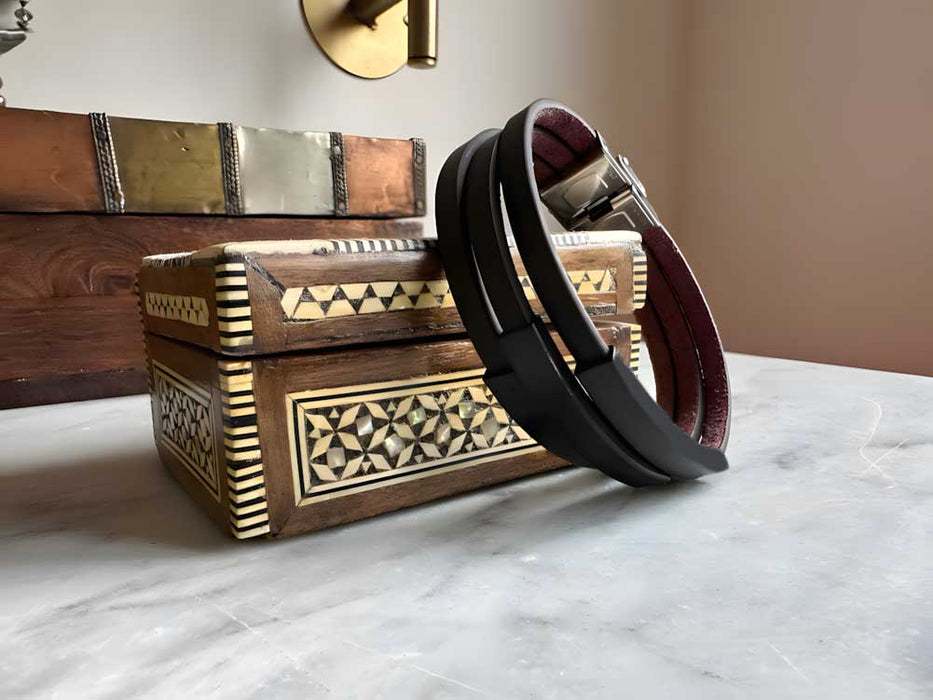 KI-generiertes Bild,Elegantes Unisex Lederarmband 21cm Palma Dreifach Braun Gravurplatten Echtleder