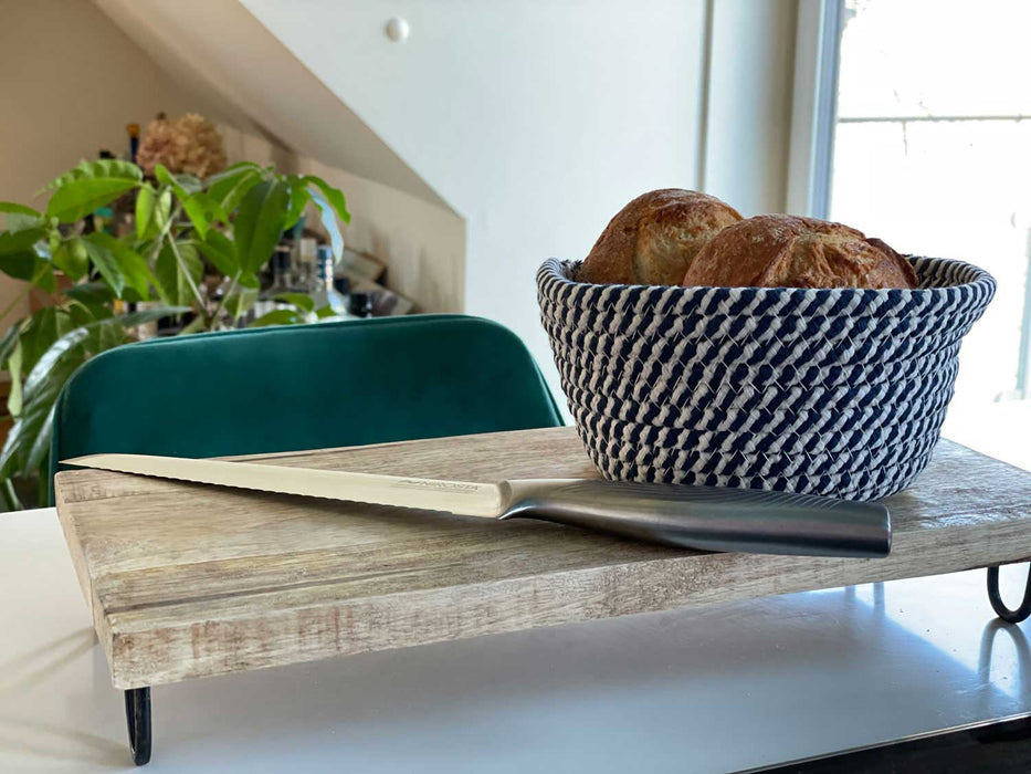 KI-generiertes Bild,Mango Holz Serviertablett 39x19cm Massiv 4 Füße Servierbrett Schneidebrett