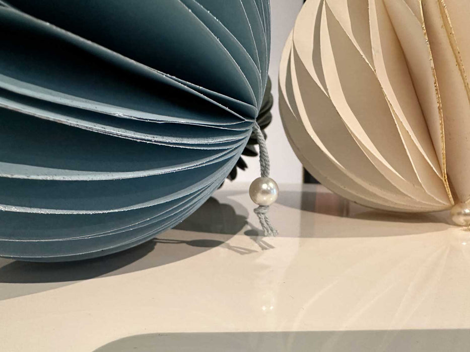 KI-generiertes Bild,3x XL Papier Wabenball Grün Blau Weiß 15cm Deko-Anhänger Weihnachten Baumschmuck