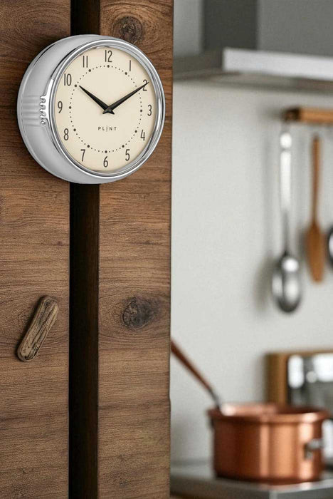 KI-generiertes Bild,Nostalgische Metall Wanduhr Silber Chrom 23cm Vintage Küchenuhr Bürouhr Retro Look