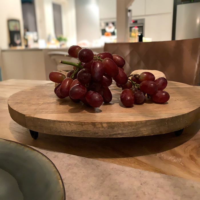 KI-generiertes Bild,Mango Holz Serviertablett 30cm Rund Massiv 4 Füße Rund Servierbrett Schneidebrett
