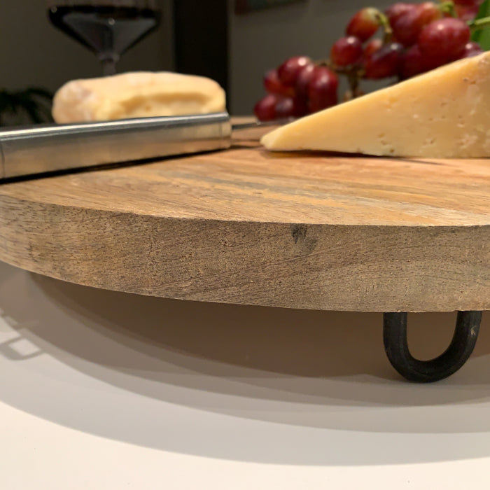 KI-generiertes Bild,Mango Holz Serviertablett 30cm Rund Massiv 4 Füße Rund Servierbrett Schneidebrett