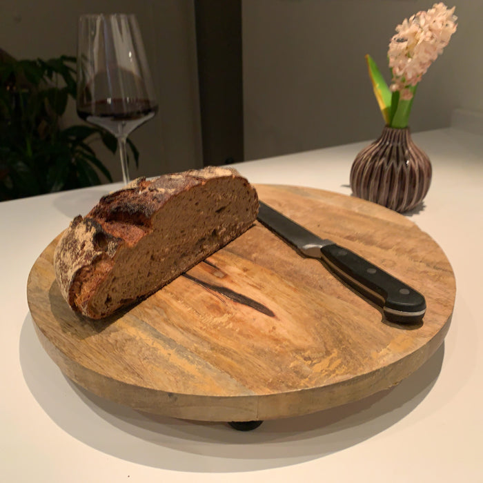 KI-generiertes Bild,Mango Holz Serviertablett 30cm Rund Massiv 4 Füße Rund Servierbrett Schneidebrett