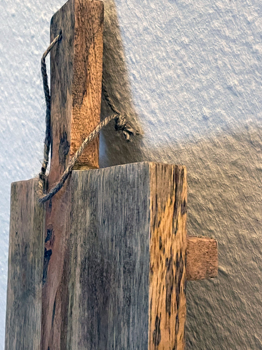 KI-generiertes Bild,XL Mango Holz Schneidebrett 44cm auf Füßen Vesperbrett Schneidbrett Serviertablett