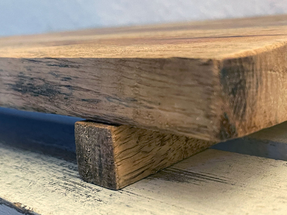 KI-generiertes Bild,XL Mango Holz Schneidebrett 44cm auf Füßen Vesperbrett Schneidbrett Serviertablett