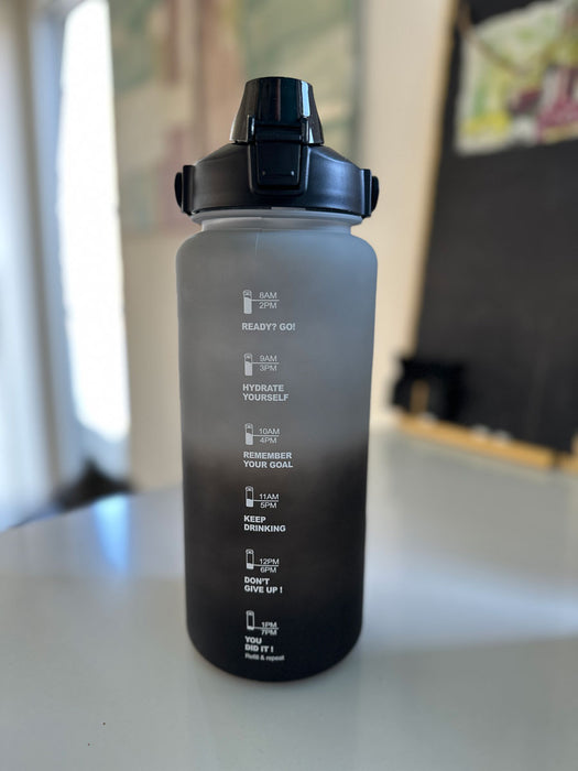 KI-generiertes Bild,XXL Wasserflasche 2000ml Grau Sportflasche Trinkflasche Klappdeckel auslaufsicher