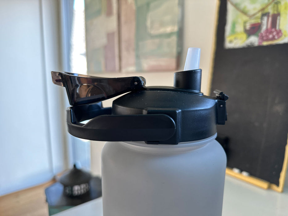 KI-generiertes Bild,XXL Wasserflasche 2000ml Grau Sportflasche Trinkflasche Klappdeckel auslaufsicher