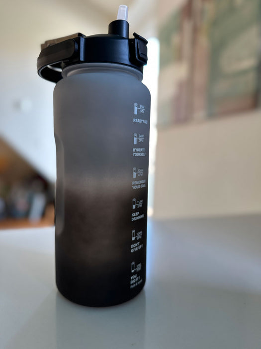 KI-generiertes Bild,XXL Wasserflasche 2000ml Grau Sportflasche Trinkflasche Klappdeckel auslaufsicher