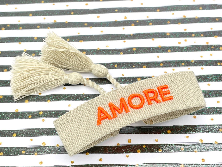 KI-generiertes Bild,Canvas Statement Armband Amore ?? Beige Quasten besticktes Webarmband