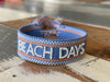 KI-generiertes Bild,Canvas Statement Armband Beach Days Quasten besticktes Webarmband