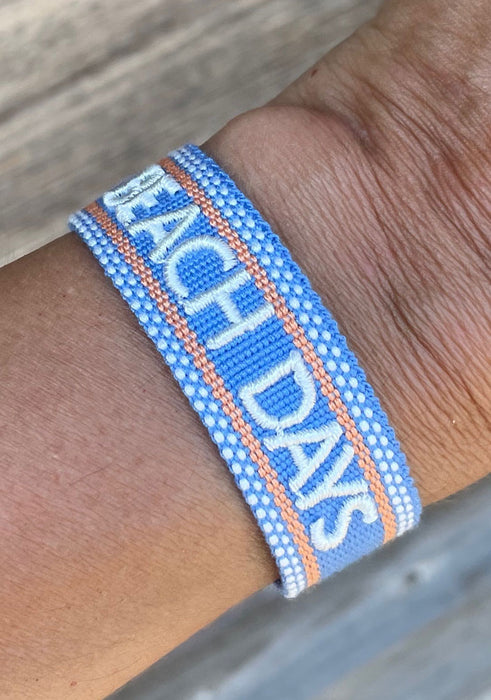 KI-generiertes Bild,Canvas Statement Armband Beach Days Quasten besticktes Webarmband