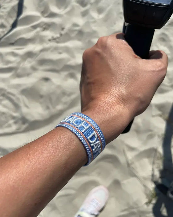 KI-generiertes Bild,Canvas Statement Armband Beach Days Quasten besticktes Webarmband