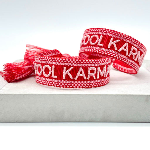 KI-generiertes Bild,Canvas Statement Armband Cool Karma Rot Quasten besticktes Webarmband