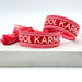 KI-generiertes Bild,Canvas Statement Armband Cool Karma Rot Quasten besticktes Webarmband