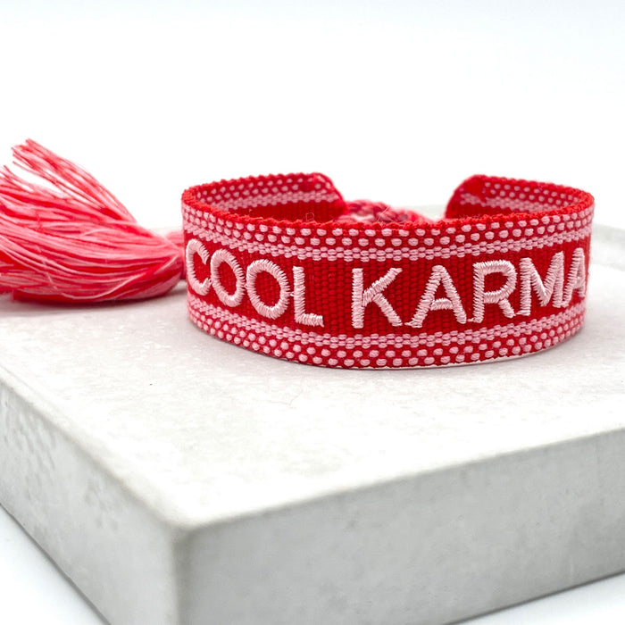 KI-generiertes Bild,Canvas Statement Armband Cool Karma Rot Quasten besticktes Webarmband
