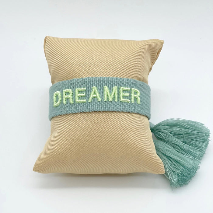 KI-generiertes Bild,Canvas Statement Armband Dreamer Grün Salbei Quasten besticktes Webarmband