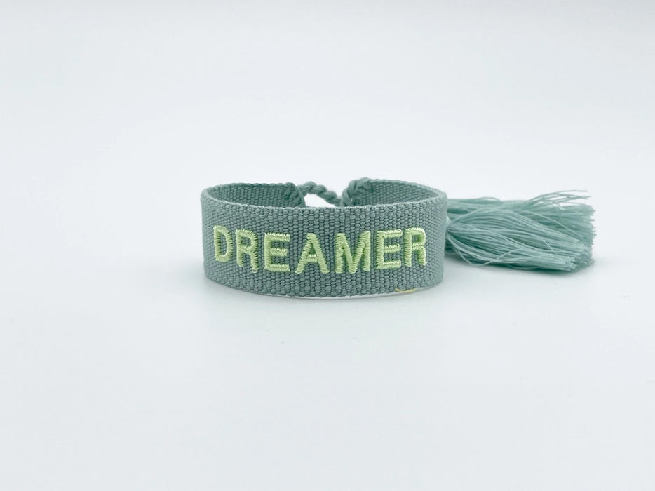 KI-generiertes Bild,Canvas Statement Armband Dreamer Grün Salbei Quasten besticktes Webarmband