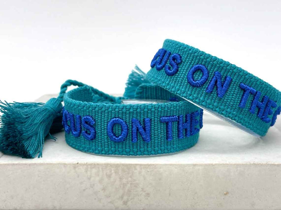 KI-generiertes Bild,Canvas Statement Armband Focus on the Good Türkis Quasten besticktes Webarmband