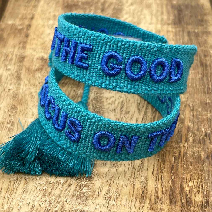 KI-generiertes Bild,Canvas Statement Armband Focus on the Good Türkis Quasten besticktes Webarmband