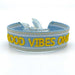 KI-generiertes Bild,Canvas Statement Armband Good Vibes Blau Quasten besticktes Webarmband