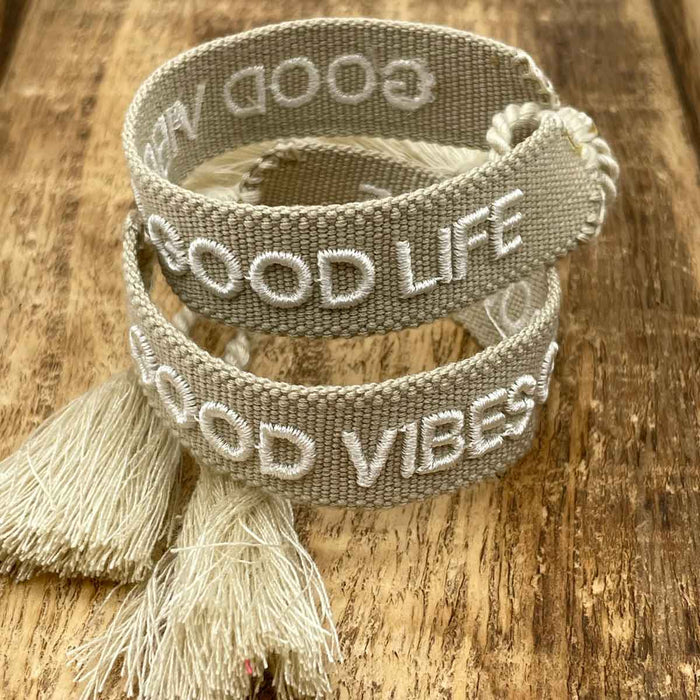 KI-generiertes Bild,Canvas Statement Armband Good Vibes Good Life Beige Weiß Quasten besticktes Webarmband