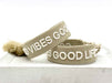 KI-generiertes Bild,Canvas Statement Armband Good Vibes Good Life Beige Weiß Quasten besticktes Webarmband