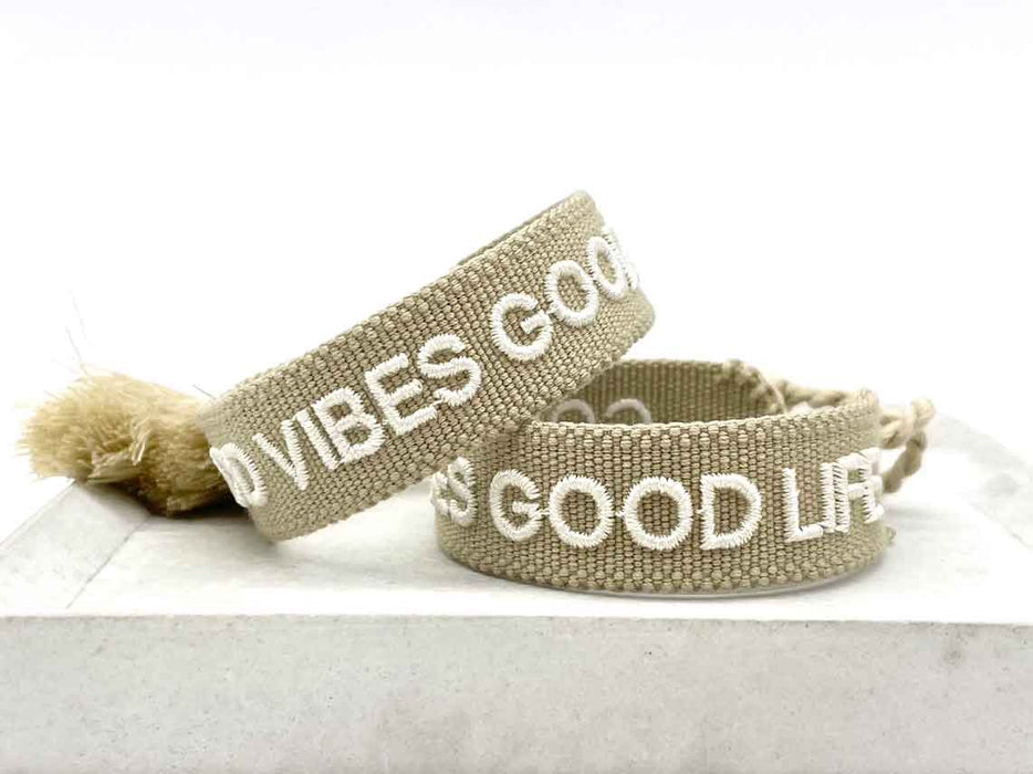 KI-generiertes Bild,Canvas Statement Armband Good Vibes Good Life Beige Weiß Quasten besticktes Webarmband