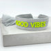 KI-generiertes Bild,Canvas Statement Armband Good Vibes Grau Neon Grün Quasten besticktes Webarmband