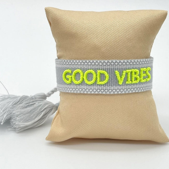 KI-generiertes Bild,Canvas Statement Armband Good Vibes Grau Neon Grün Quasten besticktes Webarmband