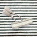 KI-generiertes Bild,Canvas Statement Armband Good Vibes Beige Weiß Quasten besticktes Webarmband
