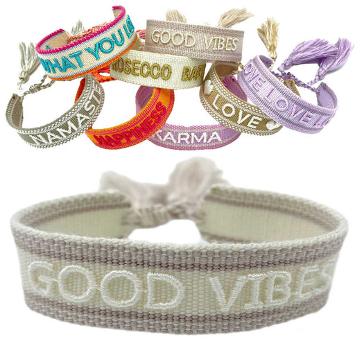 KI-generiertes Bild Canvas Statement Armband Good Vibes Beige Weiß Quasten besticktes Webarmband