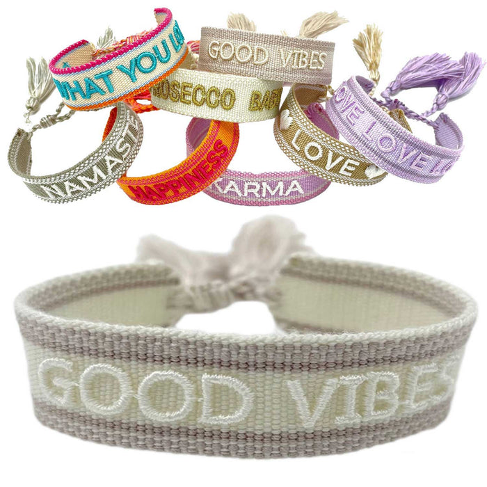 KI-generiertes Bild Canvas Statement Armband Good Vibes Beige Weiß Quasten besticktes Webarmband