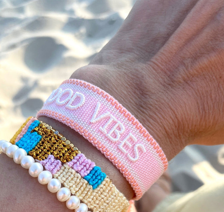 KI-generiertes Bild,Canvas Statement Armband Good Vibes Rosa Weiß Quasten besticktes Webarmband