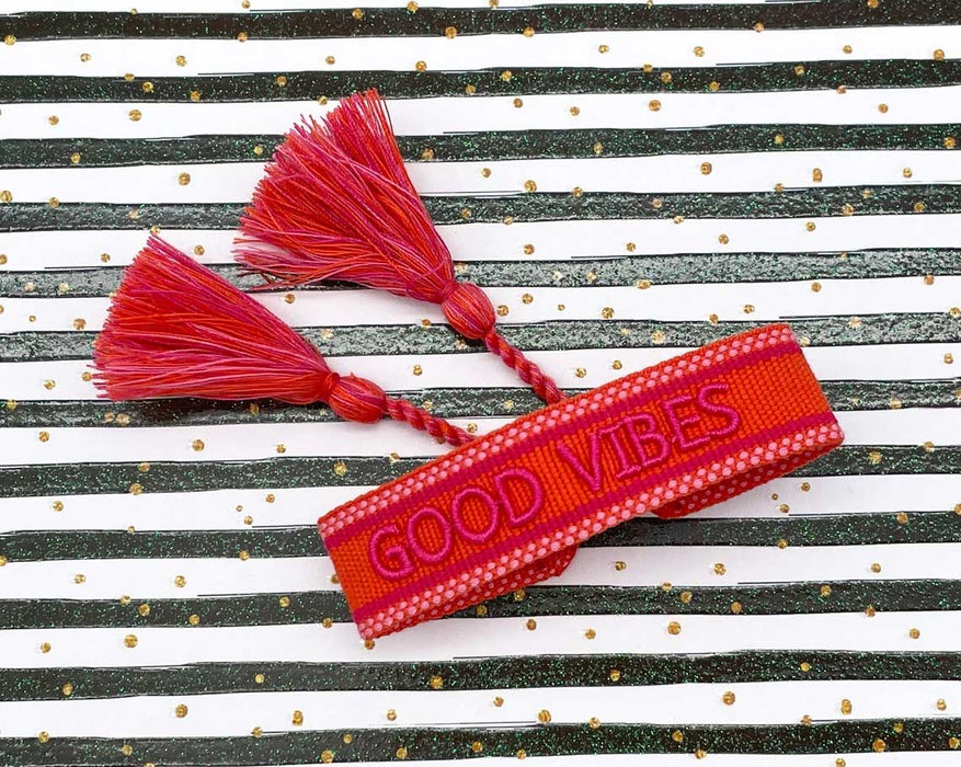 KI-generiertes Bild,Canvas Statement Armband Good Vibes Rot Quasten besticktes Webarmband
