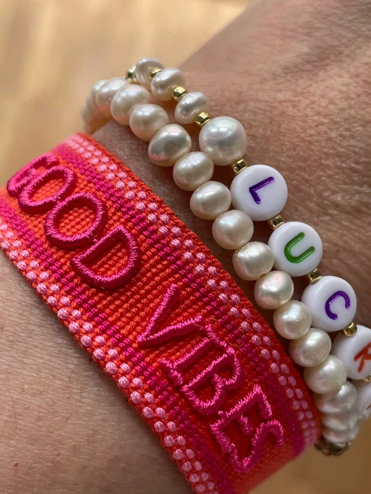 KI-generiertes Bild,Canvas Statement Armband Good Vibes Rot Quasten besticktes Webarmband