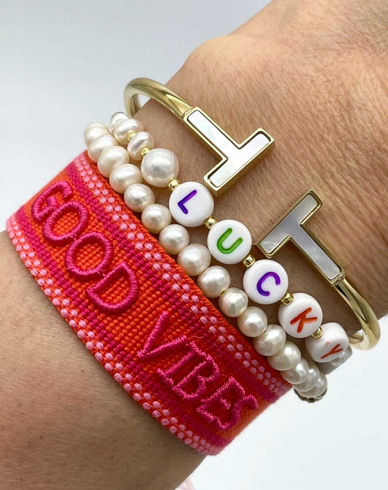 KI-generiertes Bild,Canvas Statement Armband Good Vibes Rot Quasten besticktes Webarmband