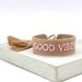 KI-generiertes Bild,Canvas Statement Armband Good Vibes Braun / Taupe Rose Quasten besticktes Webarmband
