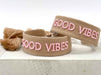 KI-generiertes Bild,Canvas Statement Armband Good Vibes Braun / Taupe Rose Quasten besticktes Webarmband