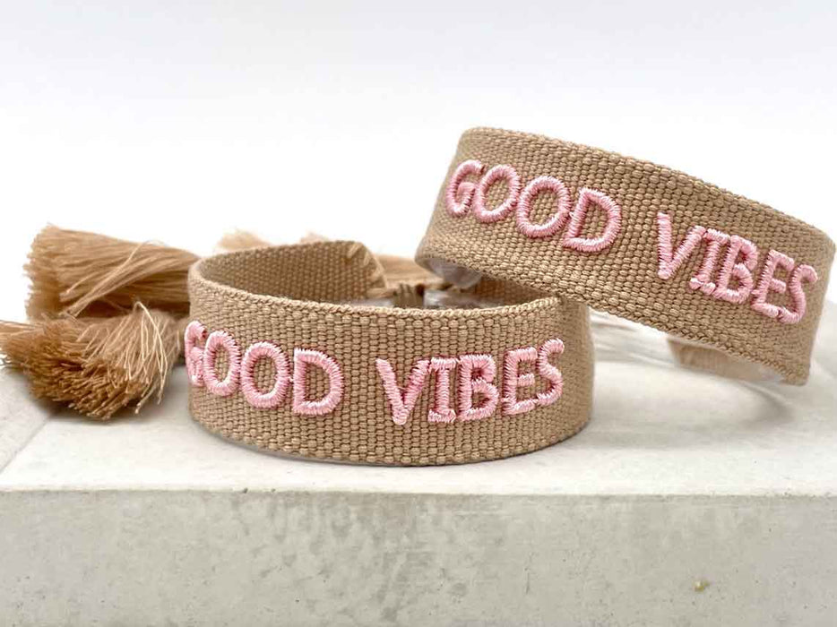 KI-generiertes Bild,Canvas Statement Armband Good Vibes Braun / Taupe Rose Quasten besticktes Webarmband