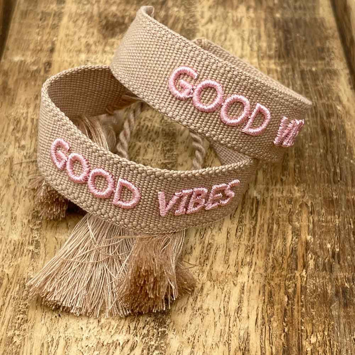 KI-generiertes Bild,Canvas Statement Armband Good Vibes Braun / Taupe Rose Quasten besticktes Webarmband