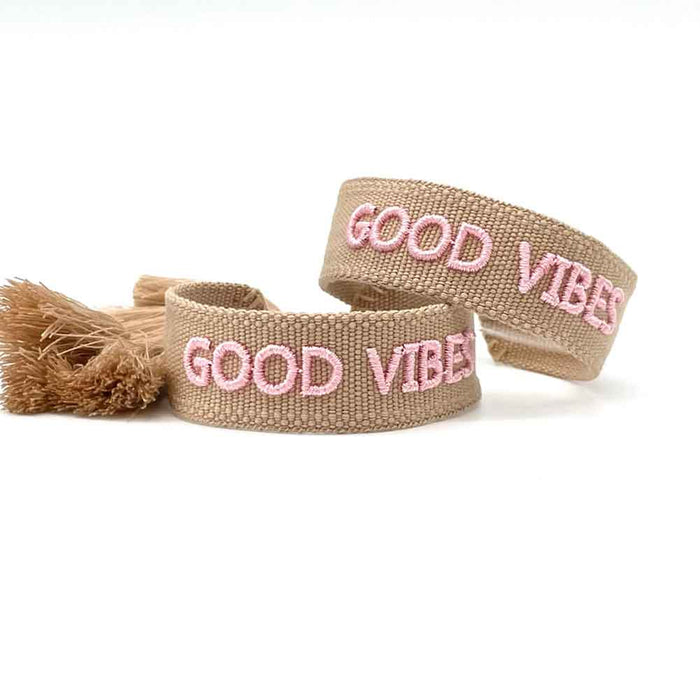 KI-generiertes Bild,Canvas Statement Armband Good Vibes Braun / Taupe Rose Quasten besticktes Webarmband