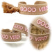 KI-generiertes Bild Canvas Statement Armband Good Vibes Braun / Taupe Rose Quasten besticktes Webarmband